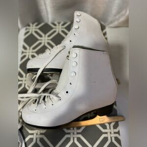 DBX Ice skates size 2 girls